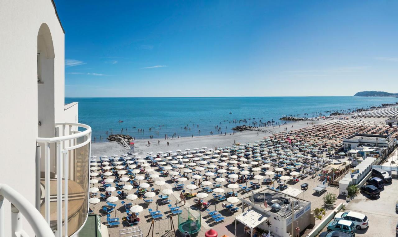 Hotel International Direttamente Sulla Sabbia Misano Adriatico Exterior photo